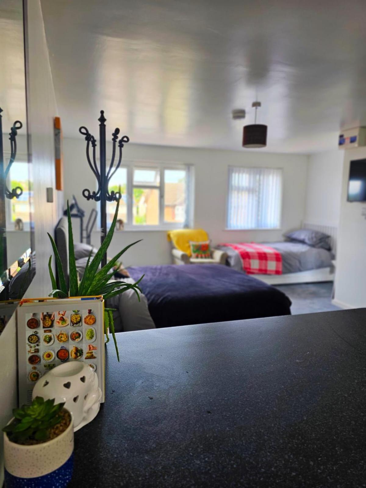 Modern Comfortable Quiet Self Contained Apartments Брэклей Экстерьер фото